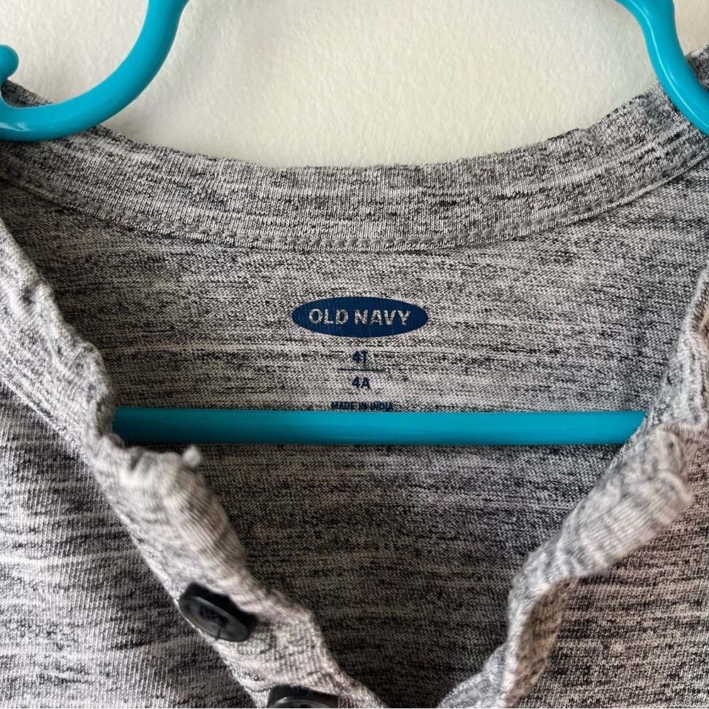 🌼 5/$20 Old Navy Boys Heather Gray Henley Long Sleeve Shirt Size 4T Cotton Blend - Picture 2 of 8